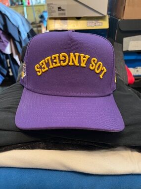 NEW ERA A-FRAME LA LAKERS SNAPBACK UPSIDE DOWN LOGO PURPLE/YELLOW